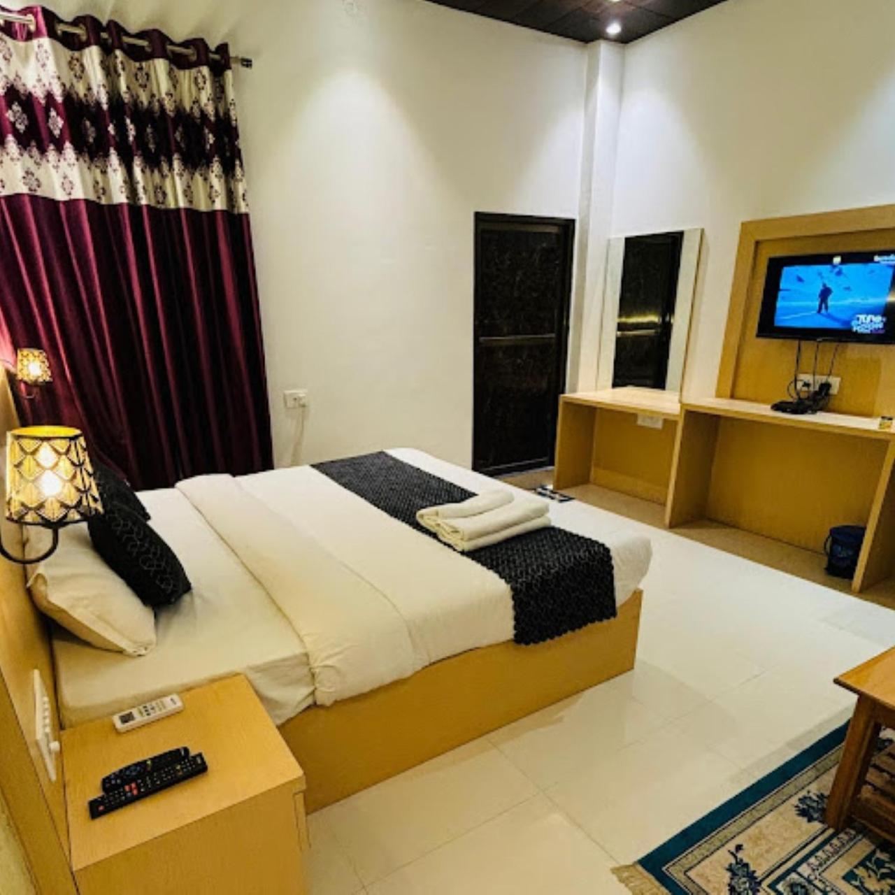 Hotel The Ramay Palace Ayodhya Exterior photo